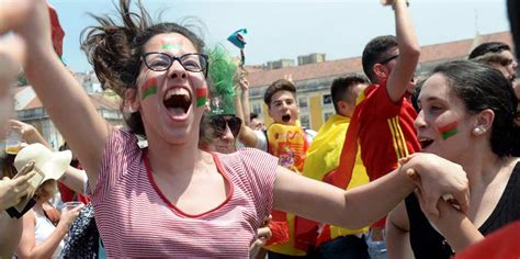 Torcedores Portugueses Assistem Partida Entre Portugal E Marrocos