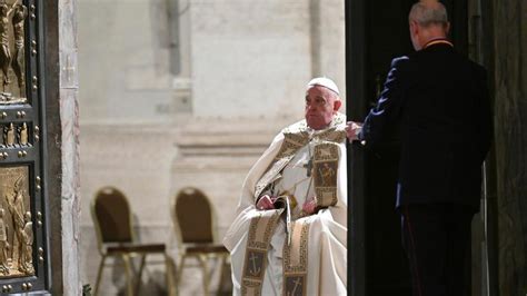 Vatikan Papst Franziskus Mit Bronchitis Ins Krankenhaus Eingeliefert