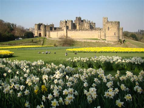 Solve Alnwick Castle Northumberland Jigsaw Puzzle Online With 80 Pieces