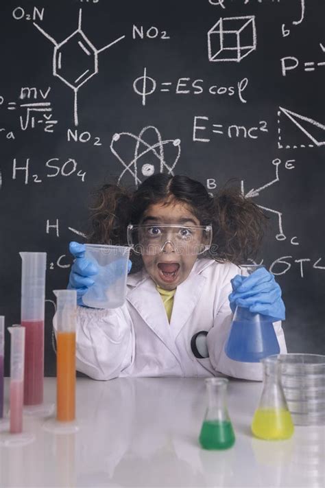 Enfant Drôle De Scientifique Avec Des Lunettes En Blouse Blanche Image