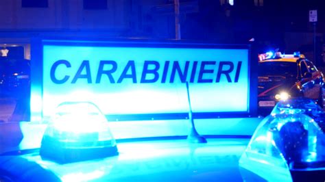 Non Si Ferma Allalt E Tenta Di Investire Un Carabiniere Poi La Fuga