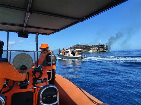 Tim Sar Evakuasi Penumpang Km Karya Indah Terbakar Di Laut Sanana