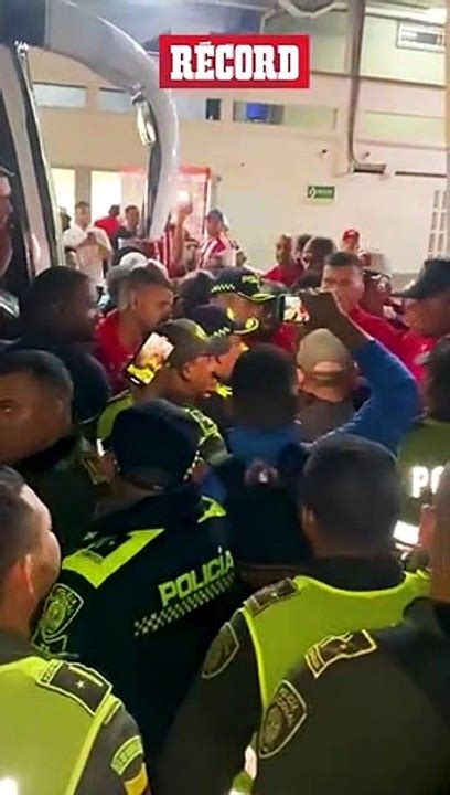 Violenta Pelea De Jugadores De América Con Policía De Barranquilla Vídeo Dailymotion