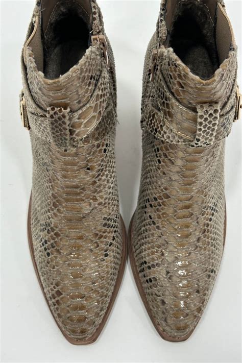 Bottines à talons avec boucle effet croco beiges Cinelle Paris mode