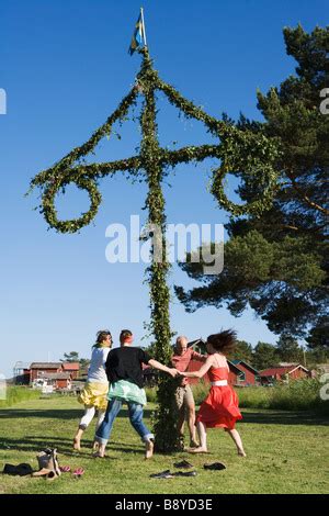 Tanz Um Den Maibaum Im Hochsommer Gothemburg Schweden Stockfotografie