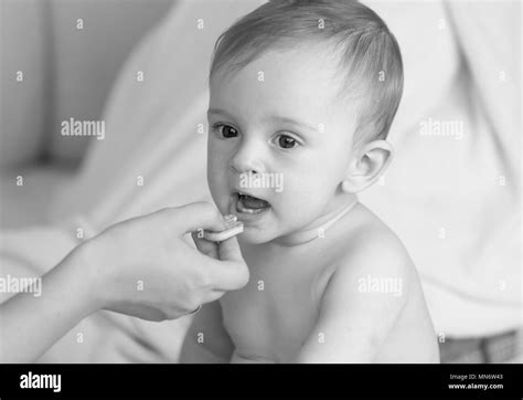 Petite Fille En Train De Manger Un Repas Heureux Banque D Images Noir