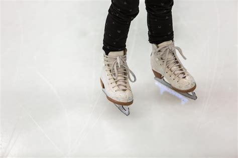 Menina Da Crian A Aprendendo A Patinar No Gelo Na Arena De Gelo Da