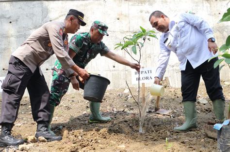 Hari Bhakti Pupr Bupati Tanam Pohon Di Daerah Rawan Longsor