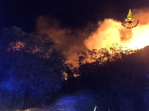 Incendi In Sicilia Vasto Rogo A Lipari Spento All Alba