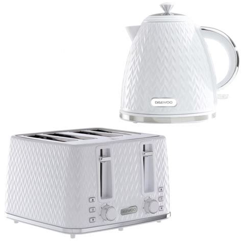 White Argyle Kettle & 4 Slice Toaster Set | Daewoo Electricals