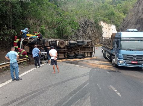 Caminhão Com Requeijão E Queijo Tomba Na Descida Da Serra Das Araras