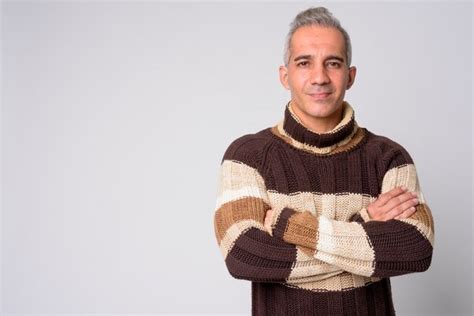 Retrato De Hombre Persa Guapo Con Los Brazos Cruzados Listo Para El