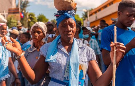 Miles De Cat Licos Marchan En Hait Para Pedir Protecci N Divina Ante