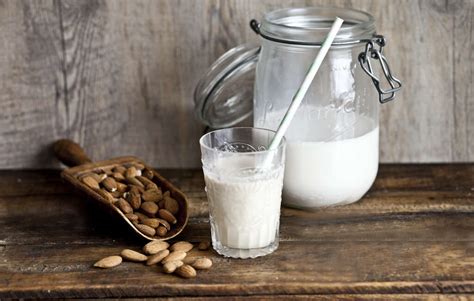 Almond Milk: 10 Health Benefits of Almond Milk