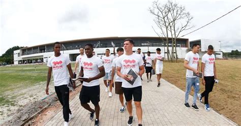 Elenco Do Bragantino Visita Obras Do Centro De Treinamento Que