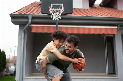 Pai E Filho Jogando Basquete Juntos No Quintal Foto Premium