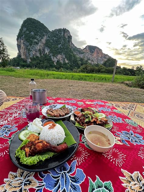 Kafe Unik Dengan Perpustakaan Mini Di Tengah Sawah Padi Di Perlis