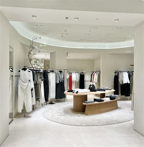 Tienda Massimo Dutti En Centro Comercial Sant Cugat