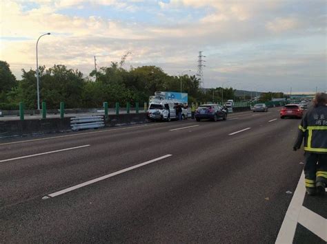 國1銅鑼交流道口3輛大小車追撞翻覆 水果散落一地6人送醫 社會萬象 社會 聯合新聞網