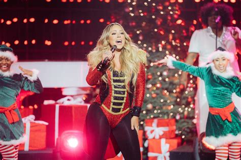 Watch Mariah Carey Perform At The Macys Thanksgiving Day Parade