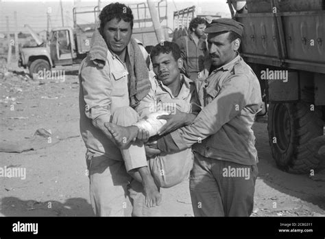 Soldados egipcios como prisioneros de guerra fotografías e imágenes de