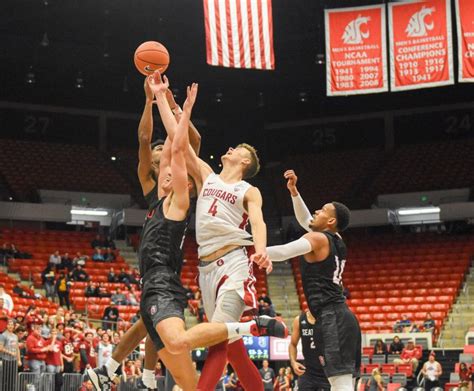 Mens Basketball Climb Over The Highlanders The Daily Evergreen