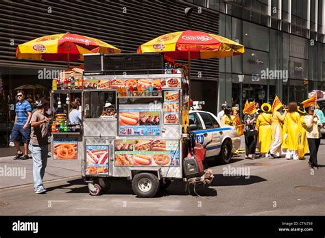 Sidewalk Hot Dog Vendor Nyc Stock Photo Alamy