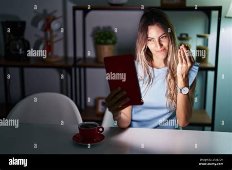 Mujer Hispana Joven Usando Touchpad Sentado En La Mesa Por La Noche