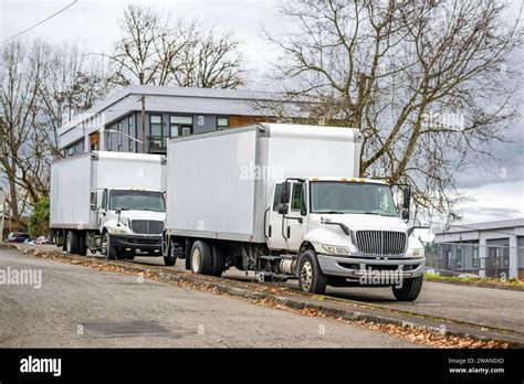 Middle Duty Industrial Standard White Day Cab Rig Semi Trucks With Box Trailers For Local