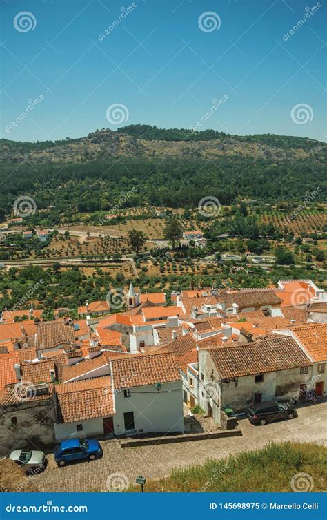 Paisaje Urbano Con Los Tejados Constructivos Viejos Y Las Colinas