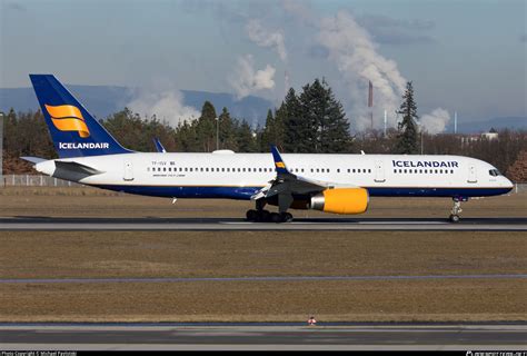 TF ISV Icelandair Boeing 757 256 WL Photo By Michael Pavlotski ID