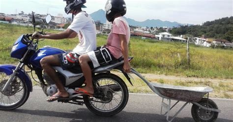 G1 Passageiro de moto carrega carrinho de mão na BR 101 em São José