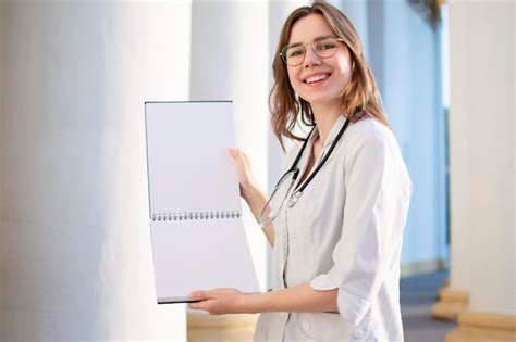 Retrato De Una Joven Estudiante Universitaria De Enfermer A De Pie Con