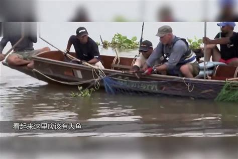 男子河中捞上“庞然大物”，仔细一看，这样太夸张了吧！河中庞然大物男子