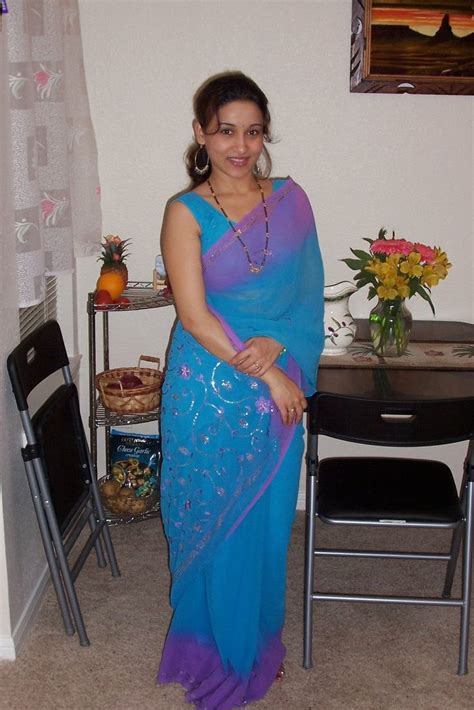 31 Indian Housewives And Girls In Saree Beautiful Girls Dresses Indian Beauty Saree India