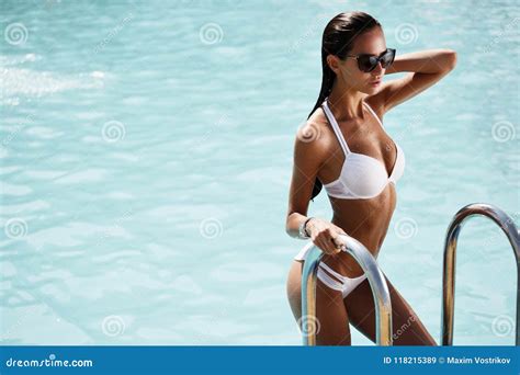 La Donna Sexy Elegante Nel Bikini Bianco Sul Corpo Esile E Ben Fatto