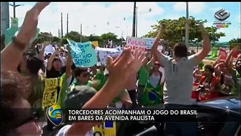 Torcedores acompanham o jogo entre Brasil e México em bares Vídeo