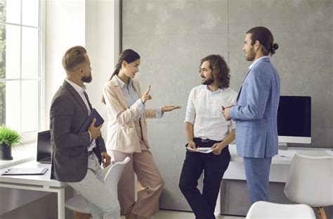 Equipe De Empresários Discutindo Algo Durante Uma Reunião De Trabalho