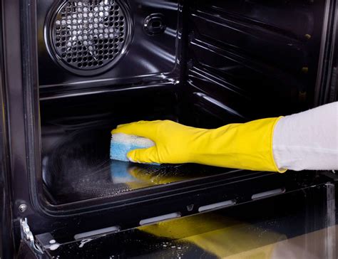 Cleaning An Oven With Baking Soda : 6 Easy Steps