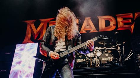 Dave Mustaine explains why "it's not really that hard to shred fast" and what makes his Gibson ...