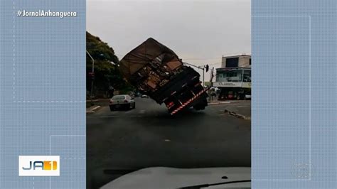 Caminhão carregado papelão tomba e por um triz não esmaga carro