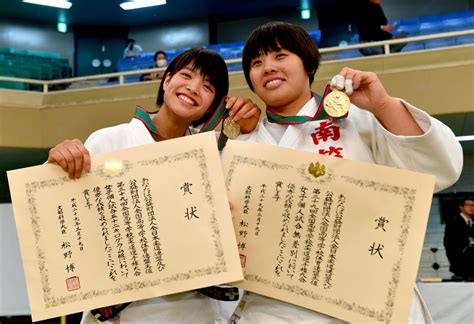 全国高校柔道選手権、女子52キロ級で優勝し、表彰状を手に笑顔を見せる阿部詩選手（左）と無差別級で優勝した素根輝選手＝2017年3月19日、日本