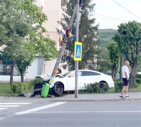 Accident La Sensul Giratoriu Din Hu I O Oferi De Ani I A Sc Pat