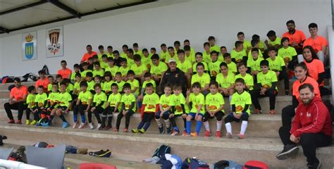 Éxito de participación en el Clínic de Fútbol en homenaje a Ricardo