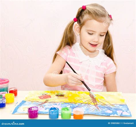 Dessin De Sourire Mignon De Petite Fille Avec La Peinture Et Le Pinceau