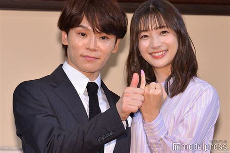 足立梨花＆handsign・tatsu、2ショットで結婚会見 手話で自己紹介＆“2人の出会いの曲”も流れる モデルプレス