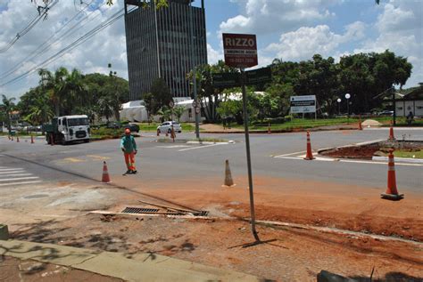 Prefeitura inicia obras da rotatória entre as avenidas Monte Castelo e