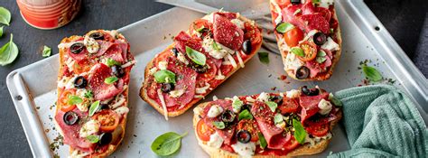 Veganes Pizzabaguette Mit Kirschtomaten Oliven Und Baguette Salami