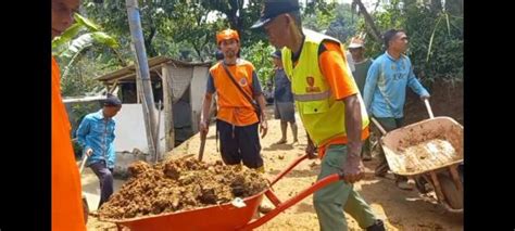 Warga Kampung Gotong Royong Bersihkan Material Longsor Yang Tutup