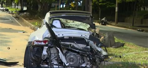 Acidente Porsche A Km H Deixa Uma Pessoa Morta Carro Fica